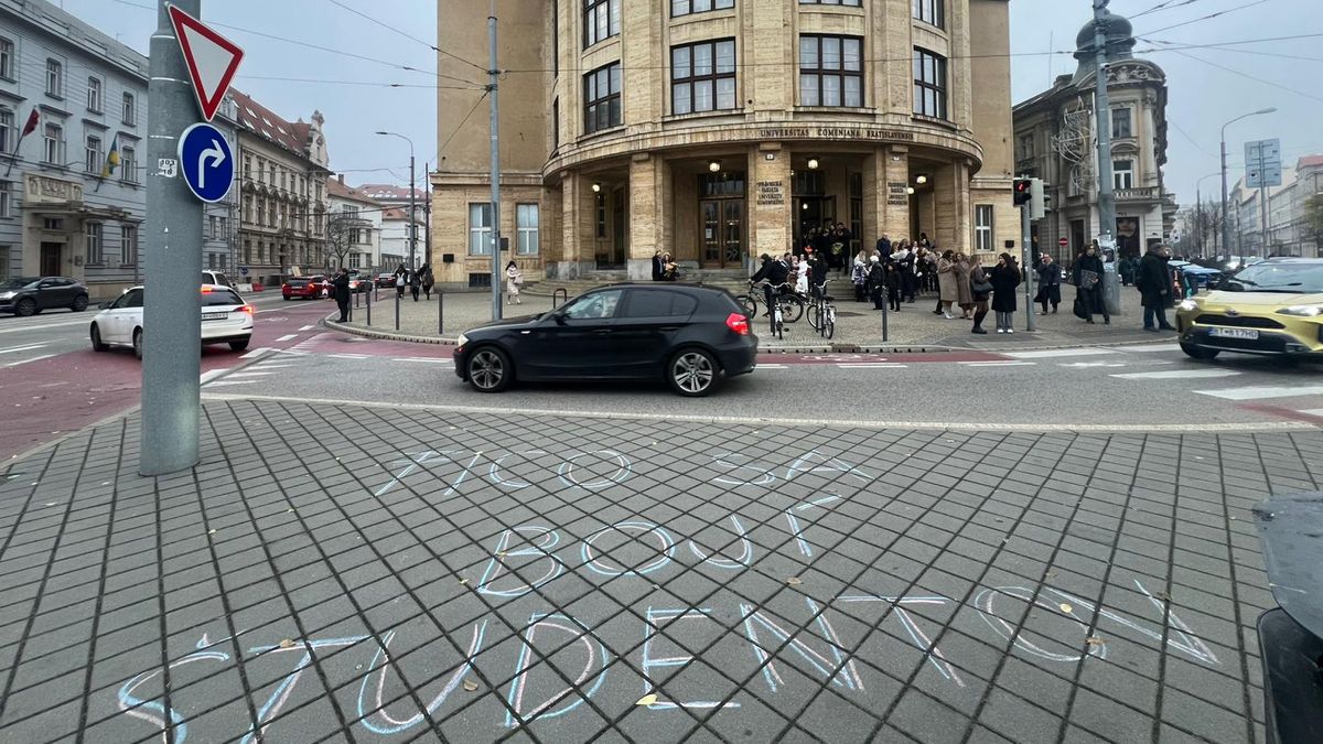 Obrazem: Sametová křídová. Slovenské chodníky plní vzkazy Ficovi